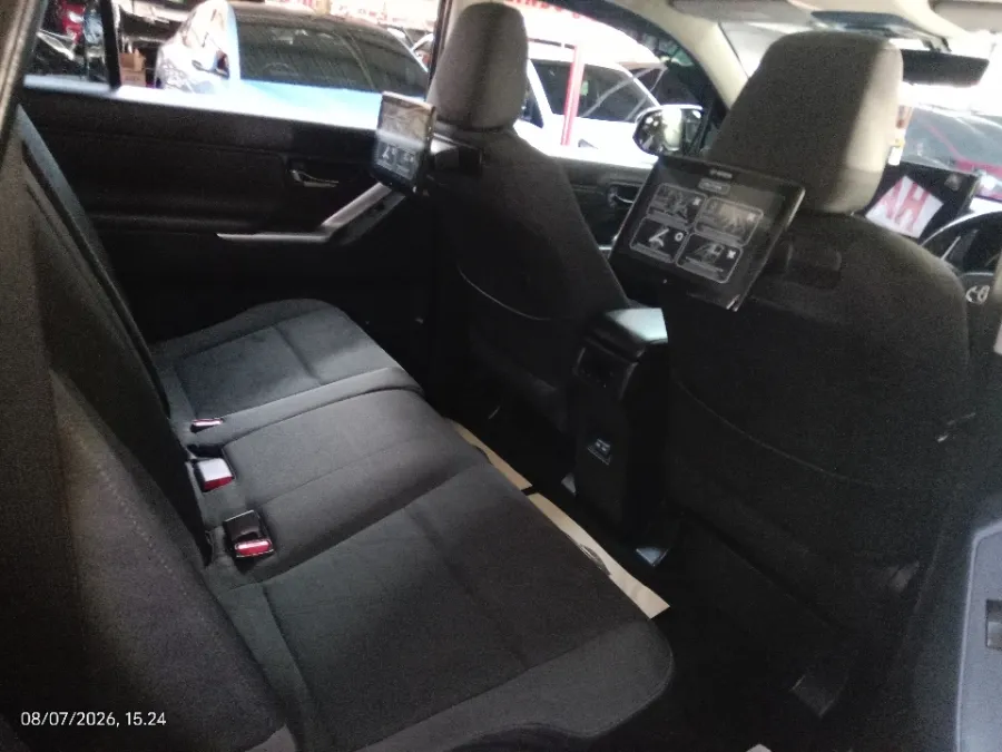 Foto Mobil Bekas Kabin Belakang Toyota Kijang Innova 2.0 Zenix V HV CVT tahun 2022