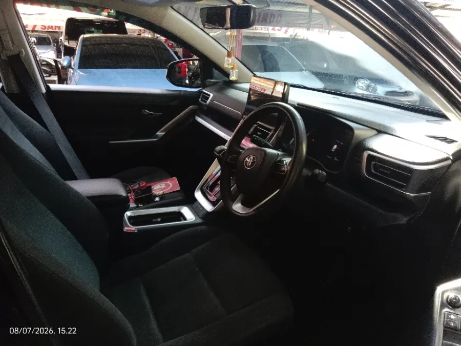 Foto Mobil Bekas Kabin Depan Toyota Kijang Innova 2.0 Zenix V HV CVT tahun 2022