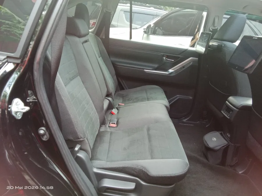 Foto Mobil Bekas Kabin Belakang Toyota Kijang Innova 2.0 Zenix V HV CVT tahun 2023