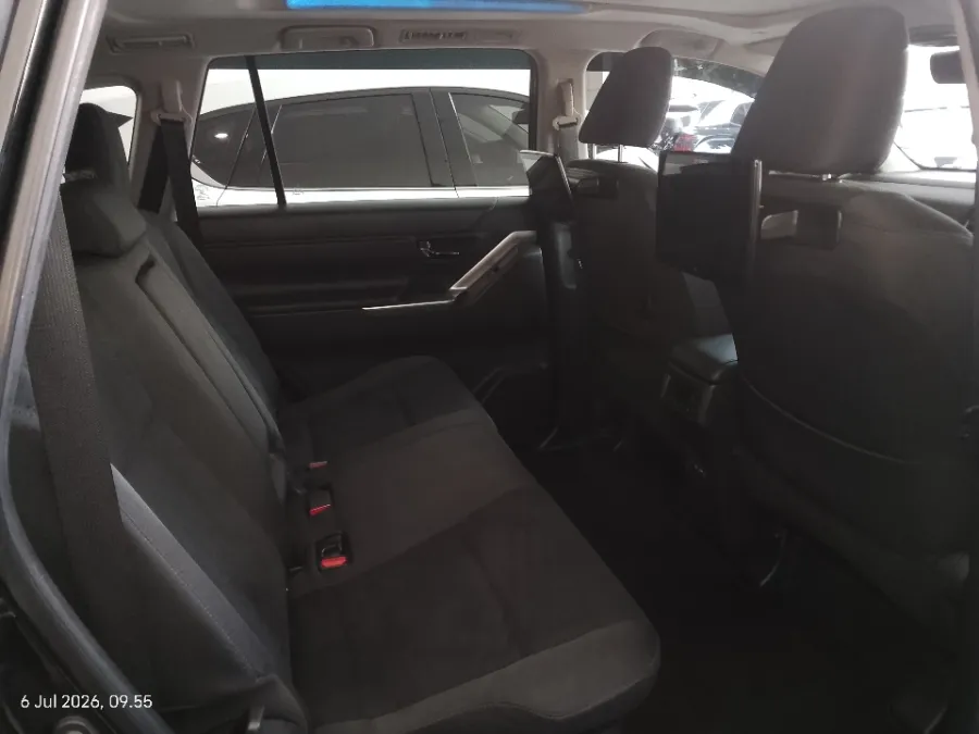 Foto Mobil Bekas Kabin Belakang Toyota Kijang Innova 2.0 Zenix V HV CVT tahun 2023