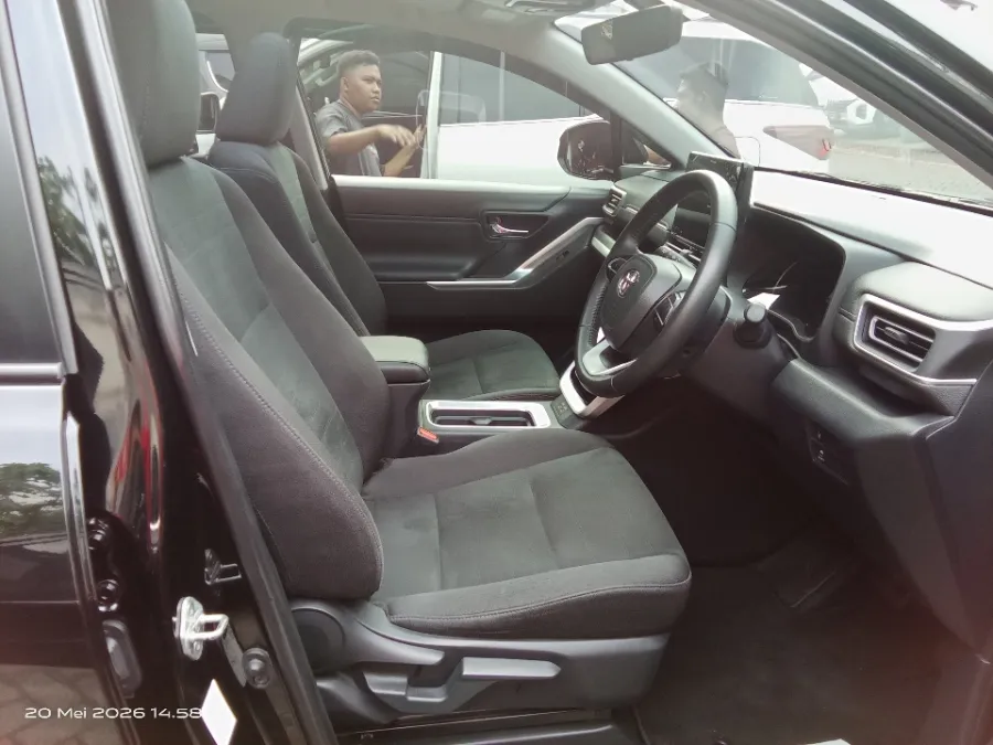 Foto Mobil Bekas Kabin Depan Toyota Kijang Innova 2.0 Zenix V HV CVT tahun 2023