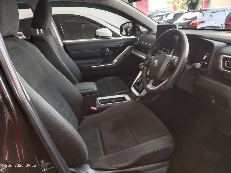 Foto Mobil Bekas Kabin Depan Toyota Kijang Innova 2.0 Zenix V HV CVT tahun 2023
