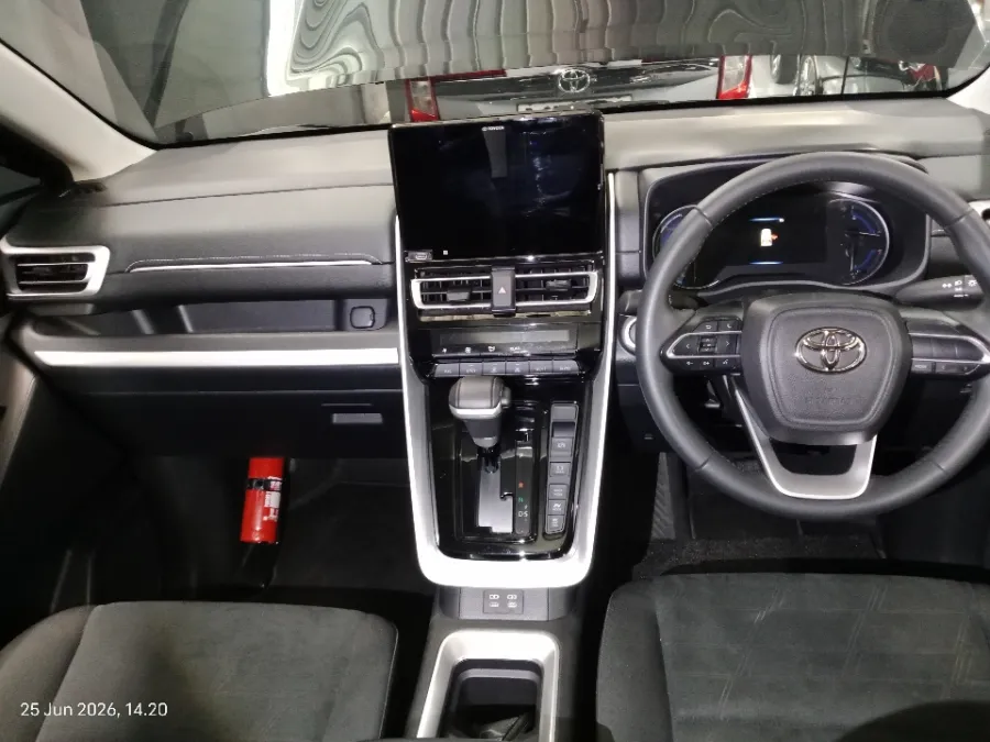 Foto Mobil Bekas Dashboard Toyota Kijang Innova 2.0 Zenix V HV CVT tahun 2024