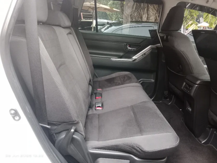 Foto Mobil Bekas Kabin Belakang Toyota Kijang Innova 2.0 Zenix V HV CVT tahun 2024
