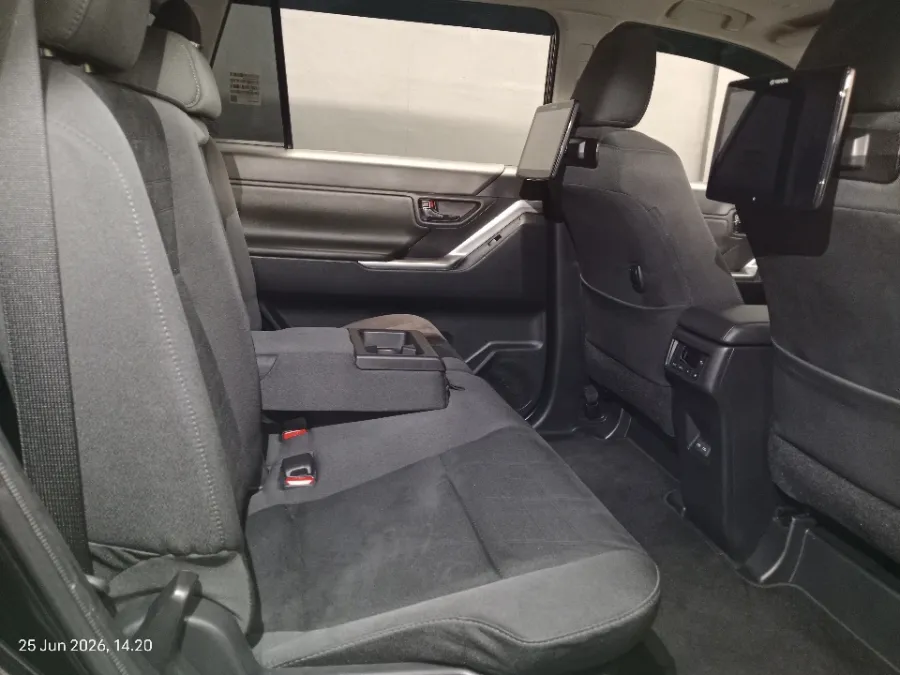 Foto Mobil Bekas Kabin Belakang Toyota Kijang Innova 2.0 Zenix V HV CVT tahun 2024