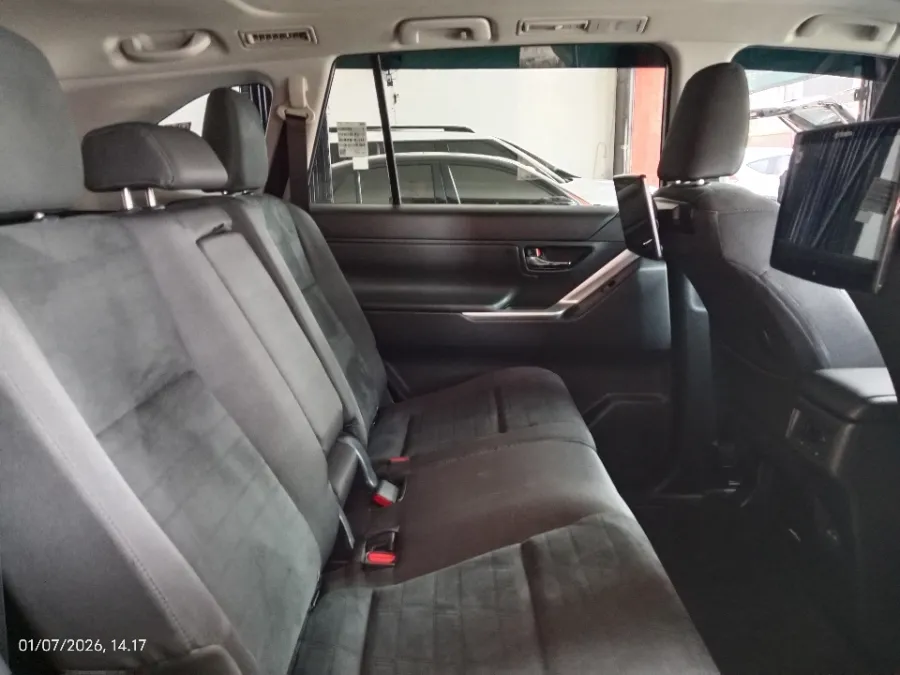 Foto Mobil Bekas Kabin Belakang Toyota Kijang Innova 2.0 Zenix V HV CVT tahun 2024
