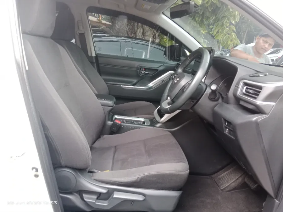 Foto Mobil Bekas Kabin Depan Toyota Kijang Innova 2.0 Zenix V HV CVT tahun 2024