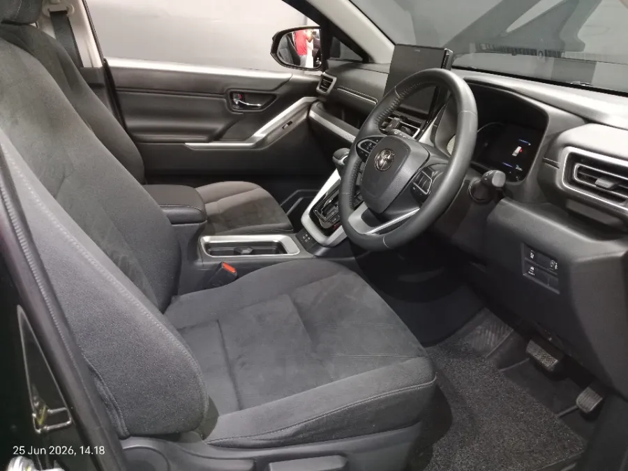 Foto Mobil Bekas Kabin Depan Toyota Kijang Innova 2.0 Zenix V HV CVT tahun 2024