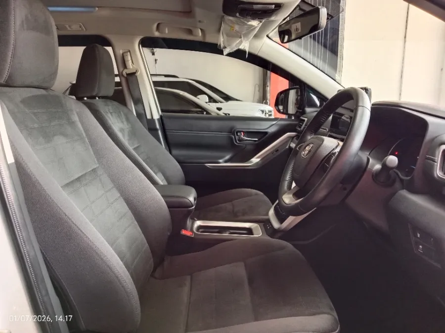 Foto Mobil Bekas Kabin Depan Toyota Kijang Innova 2.0 Zenix V HV CVT tahun 2024