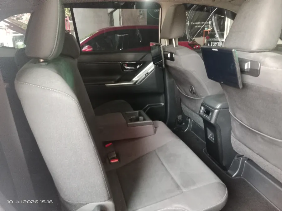 Foto Mobil Bekas Kabin Belakang Toyota Kijang Innova 2.0 Zenix V HV CVT tahun 2025