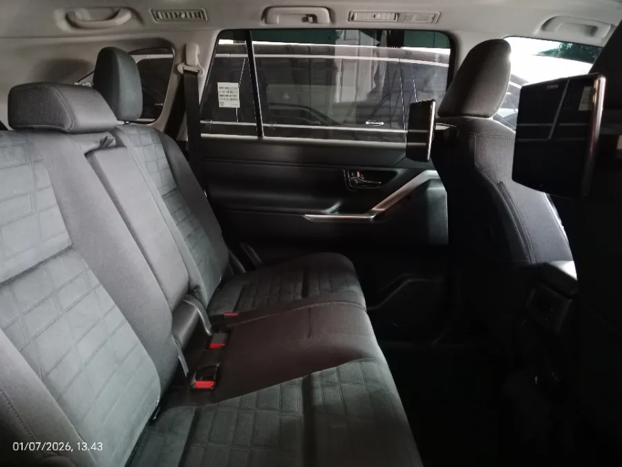 Foto Mobil Bekas Kabin Belakang Toyota Kijang Innova 2.0 Zenix V HV CVT tahun 2025