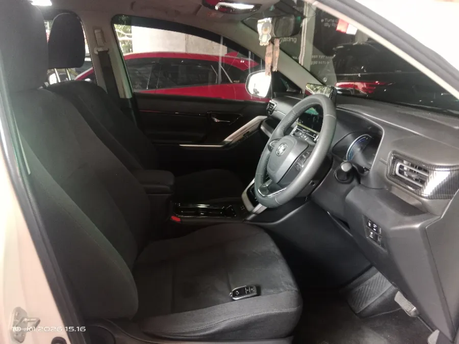 Foto Mobil Bekas Kabin Depan Toyota Kijang Innova 2.0 Zenix V HV CVT tahun 2025