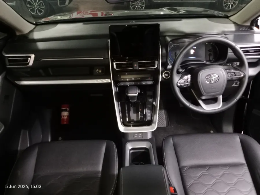 Foto Mobil Bekas Dashboard Toyota Kijang Innova 2.0 Zenix V HV CVT Modellista tahun 2023