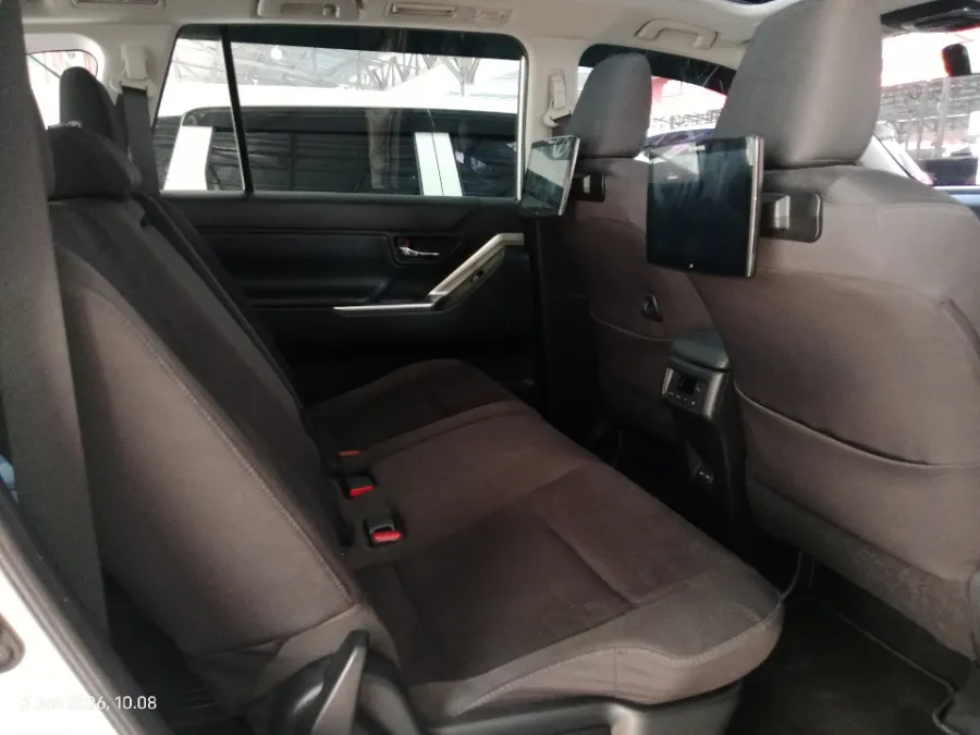 Foto Mobil Bekas Kabin Belakang Toyota Kijang Innova 2.0 Zenix V HV CVT Modellista tahun 2023