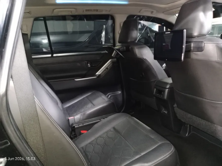 Foto Mobil Bekas Kabin Belakang Toyota Kijang Innova 2.0 Zenix V HV CVT Modellista tahun 2023