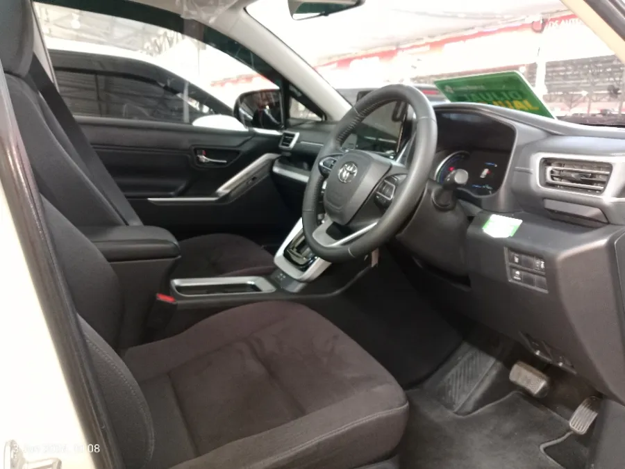 Foto Mobil Bekas Kabin Depan Toyota Kijang Innova 2.0 Zenix V HV CVT Modellista tahun 2023