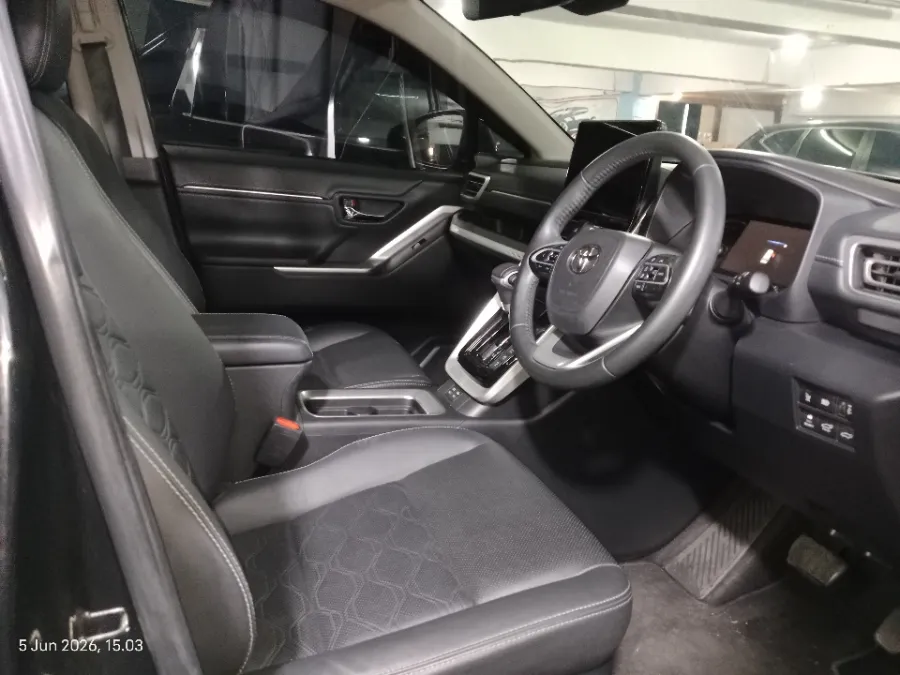 Foto Mobil Bekas Kabin Depan Toyota Kijang Innova 2.0 Zenix V HV CVT Modellista tahun 2023