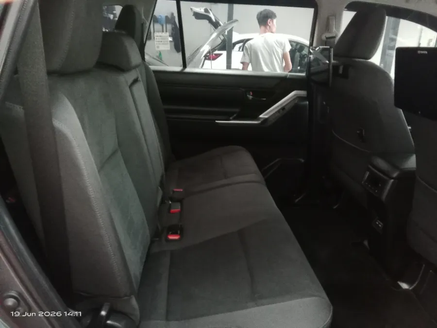 Foto Mobil Bekas Kabin Belakang Toyota Kijang Innova 2.0 Zenix V HV CVT Modellista tahun 2024
