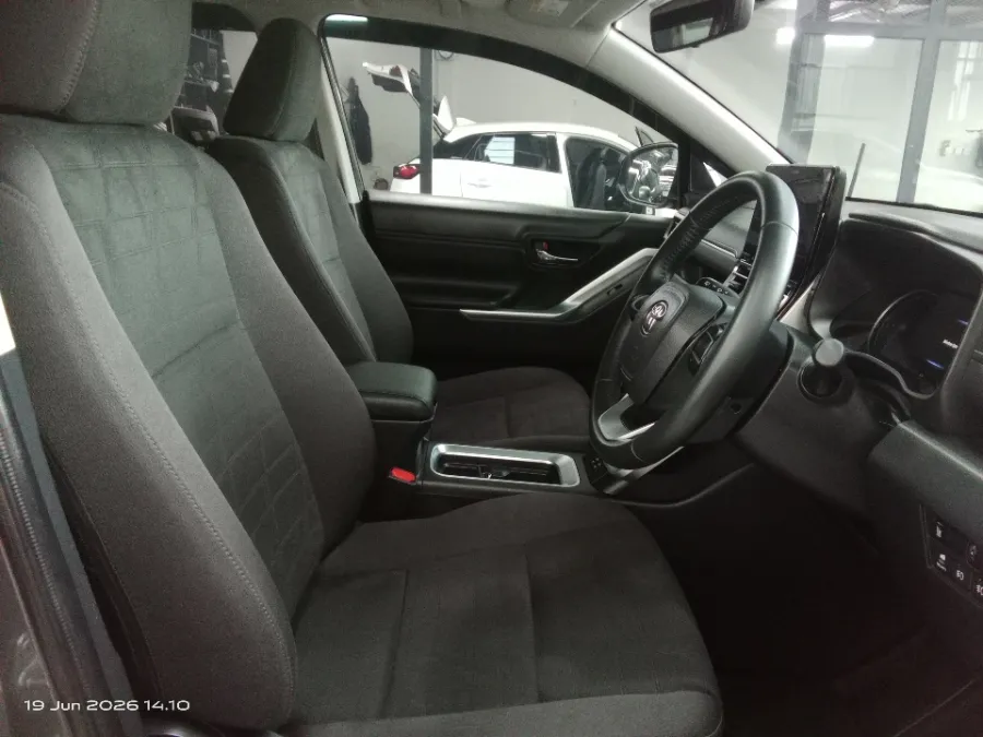 Foto Mobil Bekas Kabin Depan Toyota Kijang Innova 2.0 Zenix V HV CVT Modellista tahun 2024