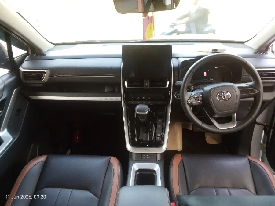 Foto Mobil Bekas Dashboard Toyota Kijang Innova 2.0 Zenix V HV CVT Modellista tahun 2025