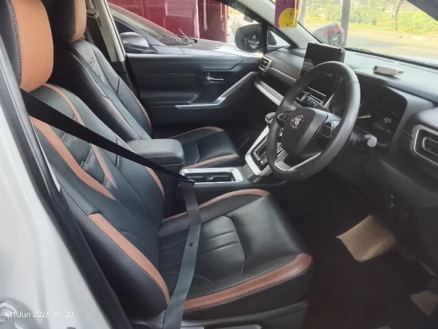 Foto Mobil Bekas Kabin Depan Toyota Kijang Innova 2.0 Zenix V HV CVT Modellista tahun 2025