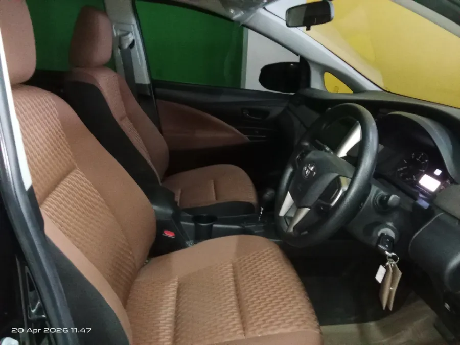 Foto Mobil Bekas Kabin Depan Toyota Kijang Innova 2.4 G tahun 2017