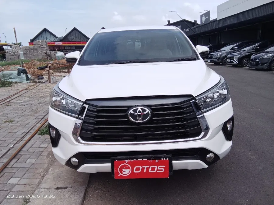 Foto Mobil Bekas Tampak Depan Toyota Kijang Innova 2.4 G tahun 2022