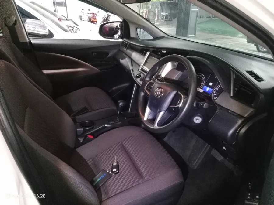 Foto Mobil Bekas Kabin Depan Toyota Kijang Innova 2.4 G tahun 2025