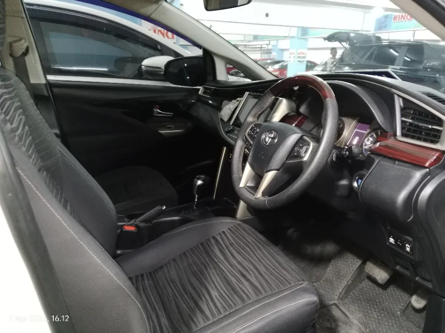 Foto Mobil Bekas Kabin Depan Toyota Kijang Innova 2.4 Q tahun 2016