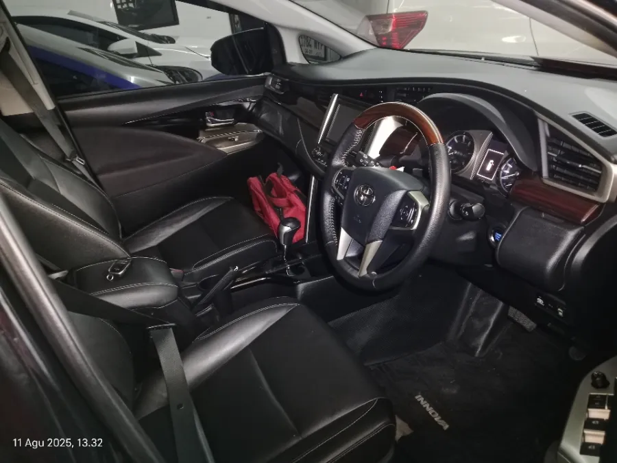 Foto Mobil Bekas Kabin Depan Toyota Kijang Innova 2.4 Q Venturer tahun 2017