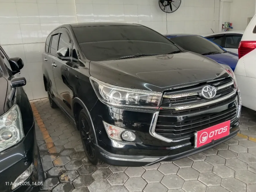 Foto Mobil Bekas Kanan Depan Toyota Kijang Innova 2.4 Q Venturer tahun 2017