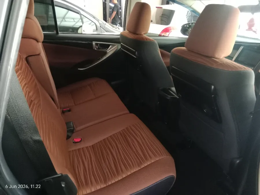 Foto Mobil Bekas Kabin Belakang Toyota Kijang Innova 2.4 V tahun 2017