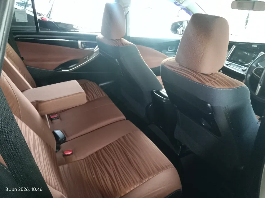 Foto Mobil Bekas Kabin Belakang Toyota Kijang Innova 2.4 V tahun 2017