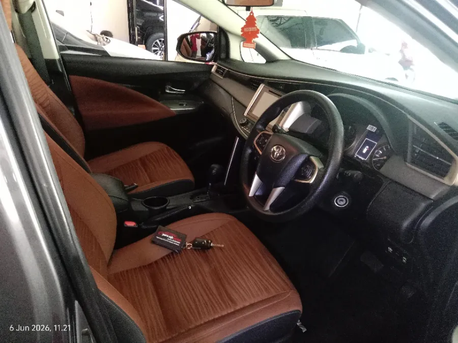 Foto Mobil Bekas Kabin Depan Toyota Kijang Innova 2.4 V tahun 2017