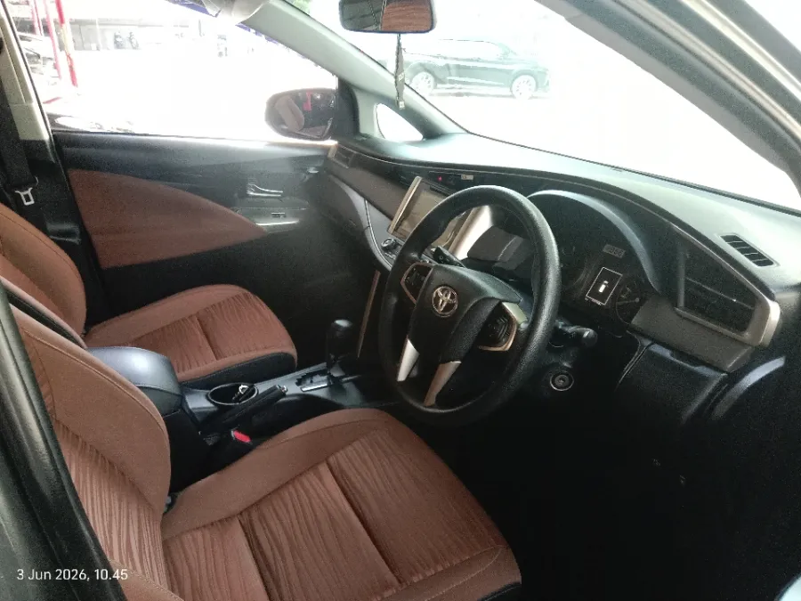 Foto Mobil Bekas Kabin Depan Toyota Kijang Innova 2.4 V tahun 2017
