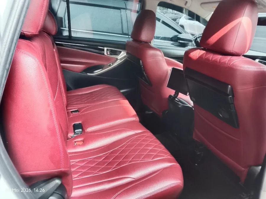 Foto Mobil Bekas Kabin Belakang Toyota Kijang Innova 2.4 V tahun 2018
