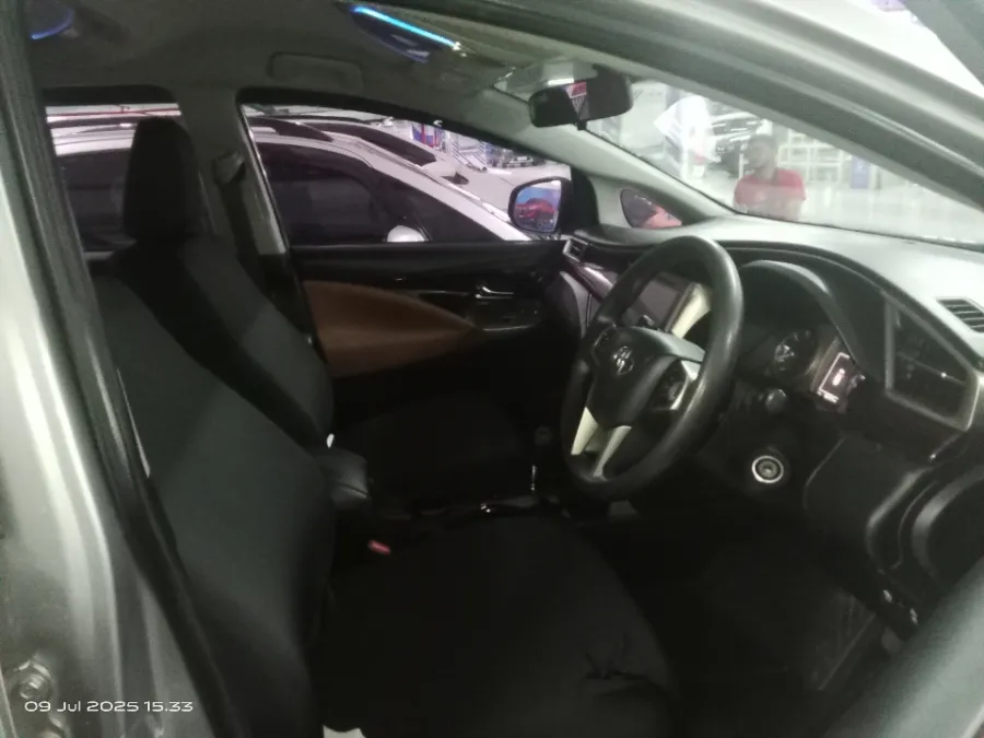 Foto Mobil Bekas Kabin Depan Toyota Kijang Innova 2.4 V tahun 2018