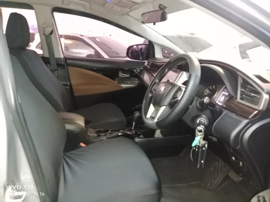 Foto Mobil Bekas Kabin Depan Toyota Kijang Innova 2.4 V tahun 2018