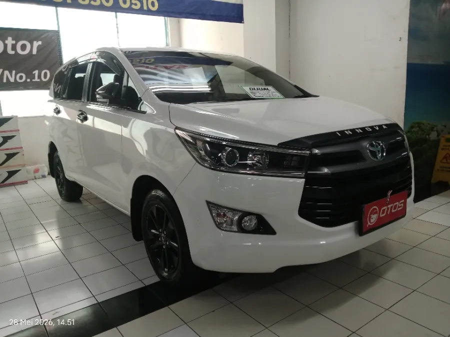 Foto Mobil Bekas Kanan Depan Toyota Kijang Innova 2.4 V tahun 2018