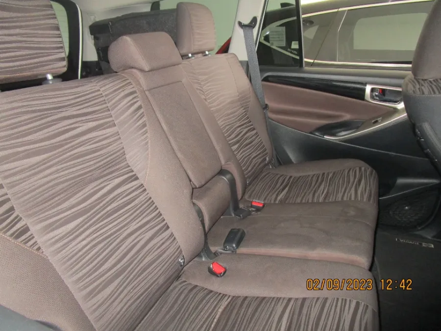 Foto Mobil Bekas Kabin Belakang Toyota Kijang Innova 2.4 V tahun 2021