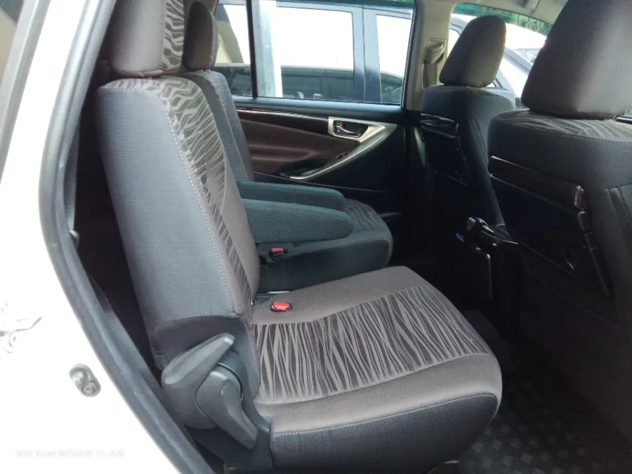 Foto Mobil Bekas Kabin Belakang Toyota Kijang Innova 2.4 V tahun 2021