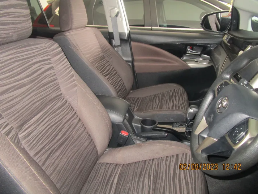 Foto Mobil Bekas Kabin Depan Toyota Kijang Innova 2.4 V tahun 2021