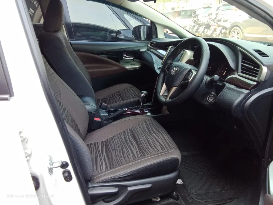 Foto Mobil Bekas Kabin Depan Toyota Kijang Innova 2.4 V tahun 2021