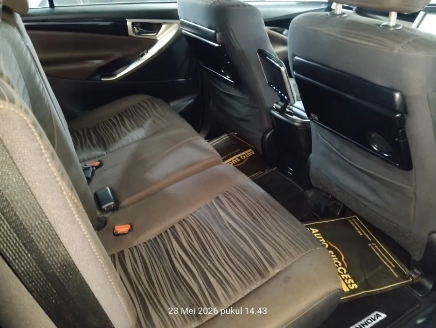 Foto Mobil Bekas Kabin Belakang Toyota Kijang Innova 2.4 V tahun 2022