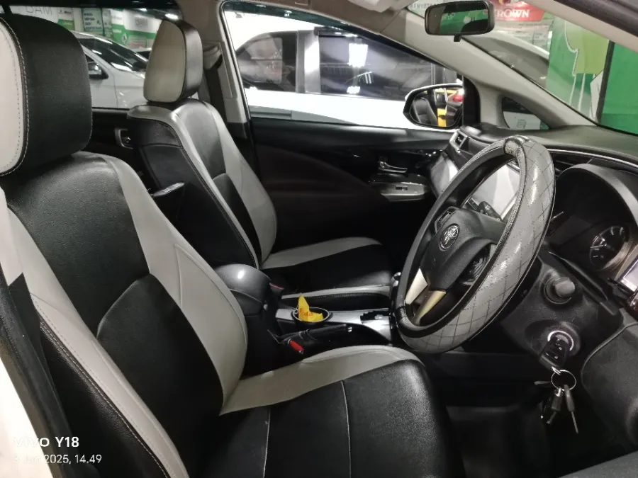 Foto Mobil Bekas Kabin Depan Toyota Kijang Innova 2.4 V tahun 2022