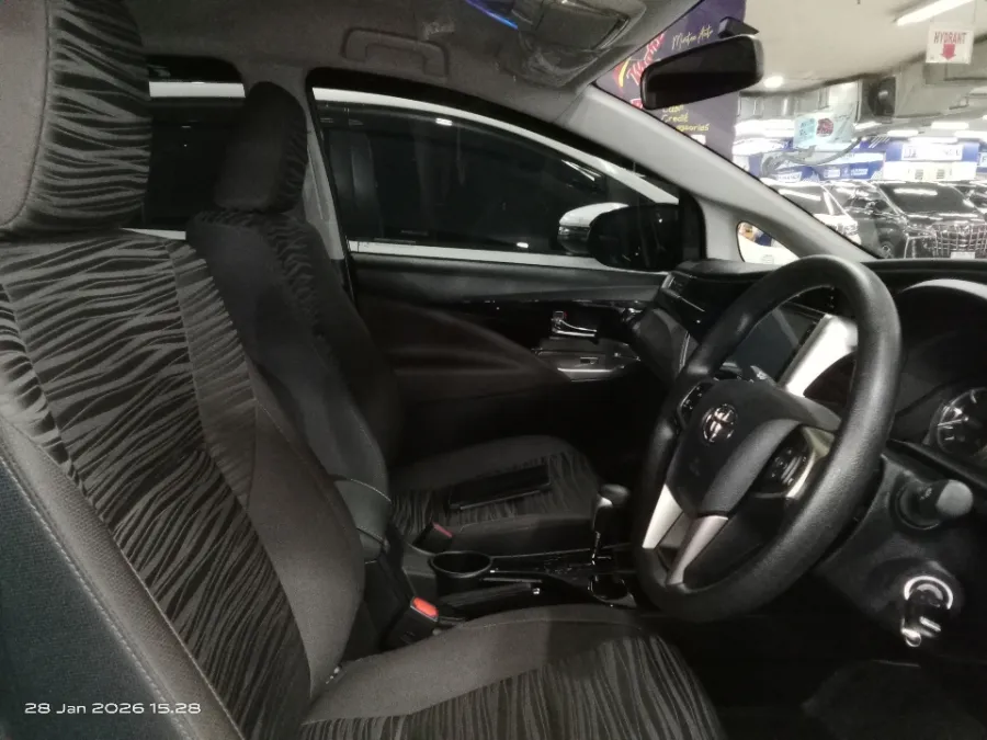 Foto Mobil Bekas Kabin Depan Toyota Kijang Innova 2.4 V tahun 2022