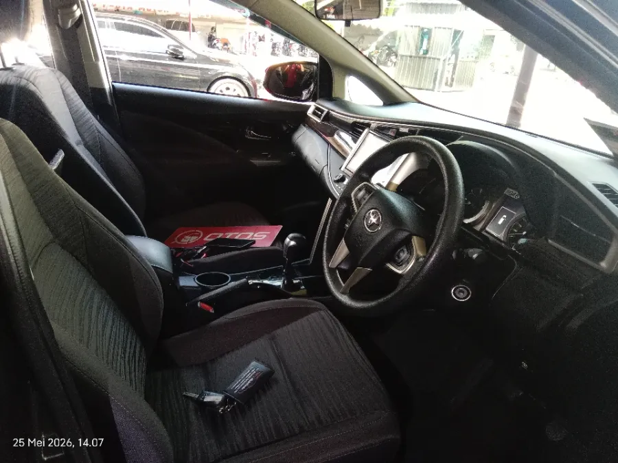 Foto Mobil Bekas Kabin Depan Toyota Kijang Innova 2.4 V tahun 2022