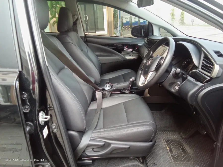 Foto Mobil Bekas Kabin Depan Toyota Kijang Innova 2.4 V tahun 2022
