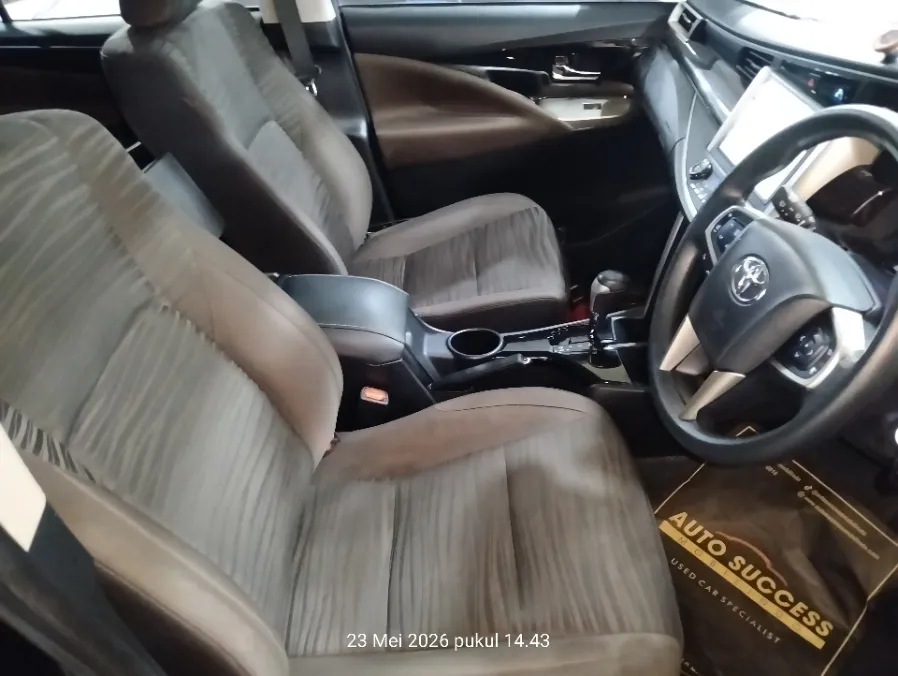 Foto Mobil Bekas Kabin Depan Toyota Kijang Innova 2.4 V tahun 2022