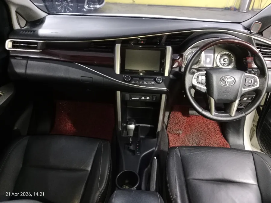 Foto Mobil Bekas Dashboard Toyota Kijang Innova 2.4 Venturer tahun 2017